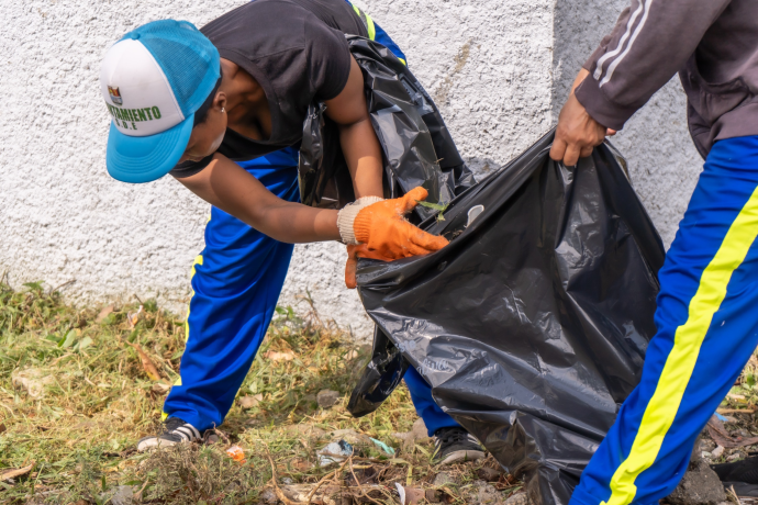 Realizan jornada de limpieza de costas en el Día Mundial de Limpieza de Playas
